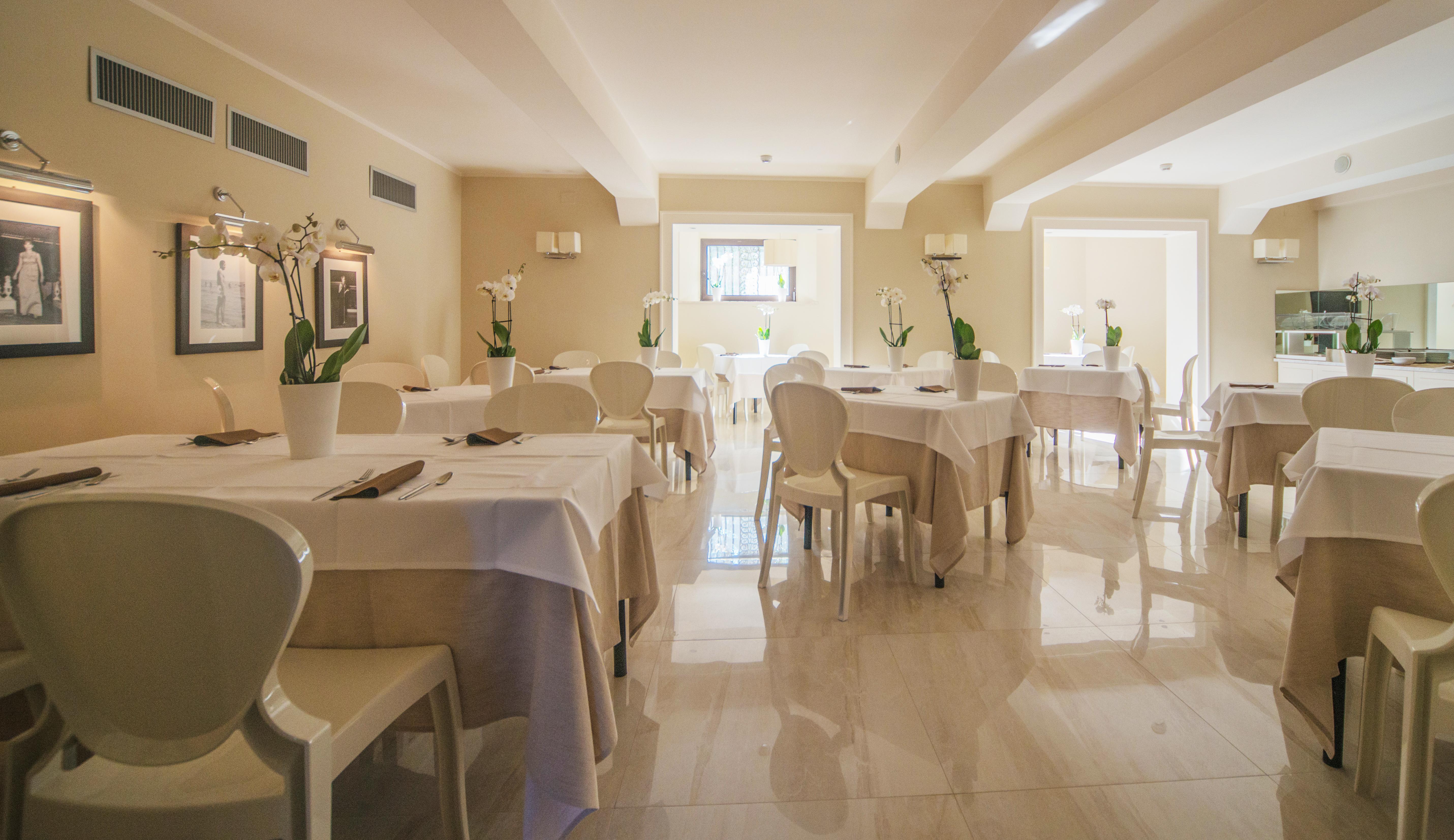 Hotel De La Ville Riccione Bagian luar foto
