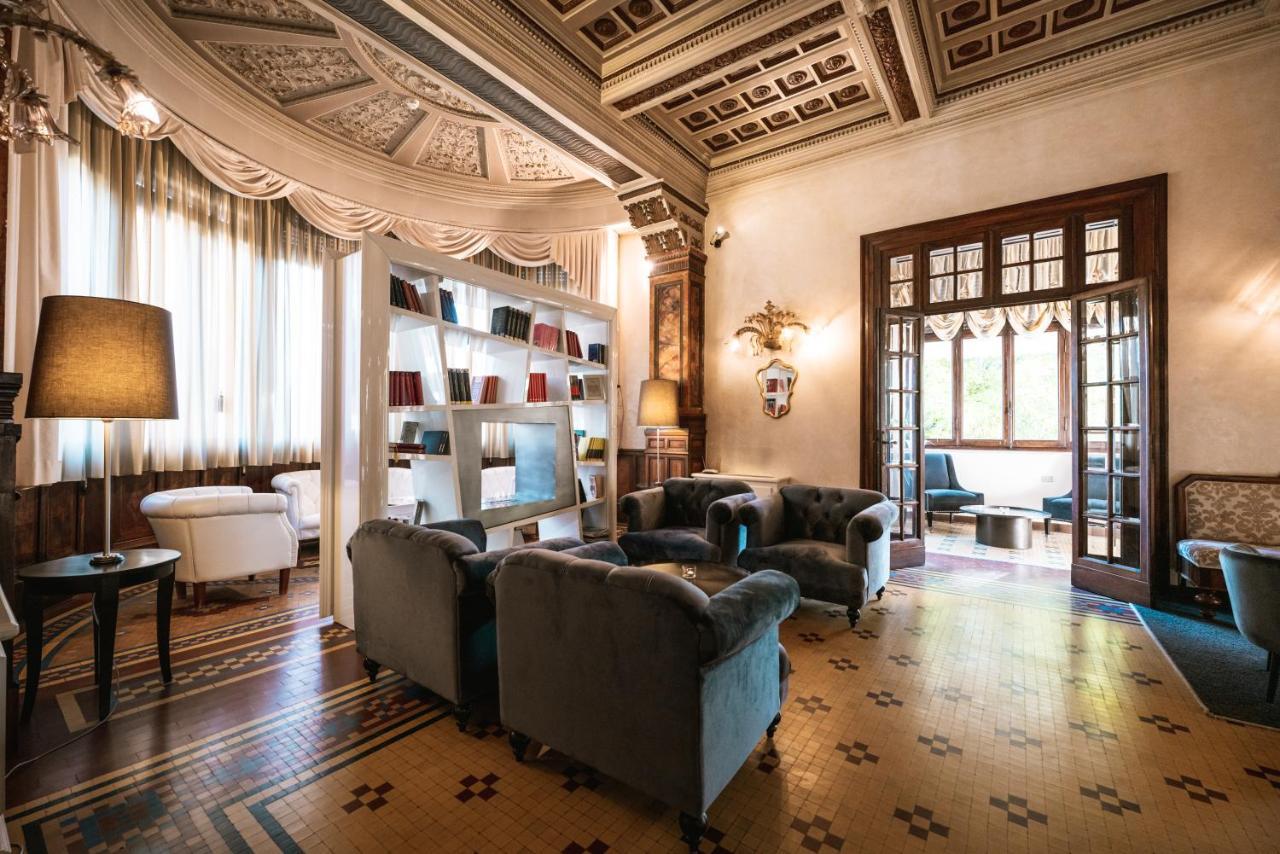 Hotel De La Ville Riccione Bagian luar foto