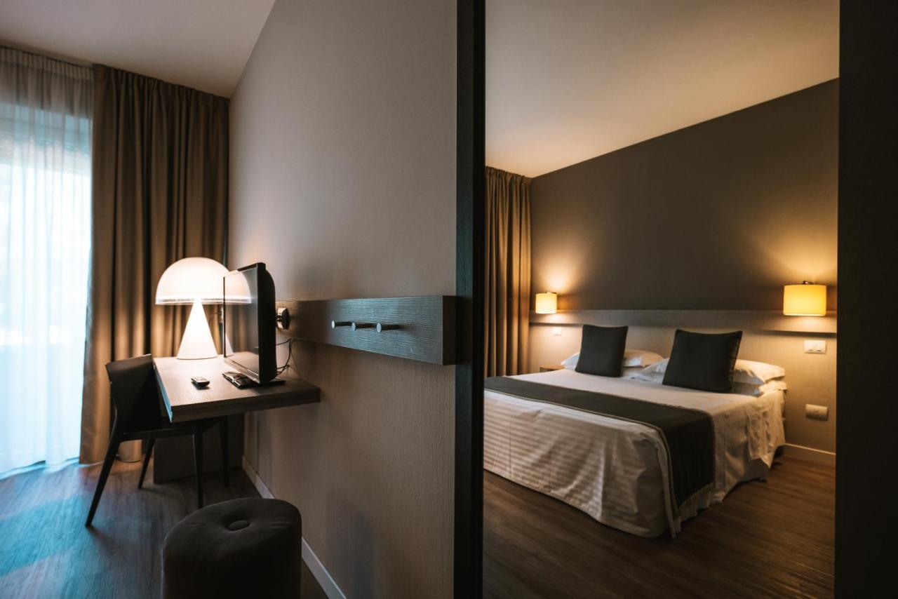Hotel De La Ville Riccione Bagian luar foto