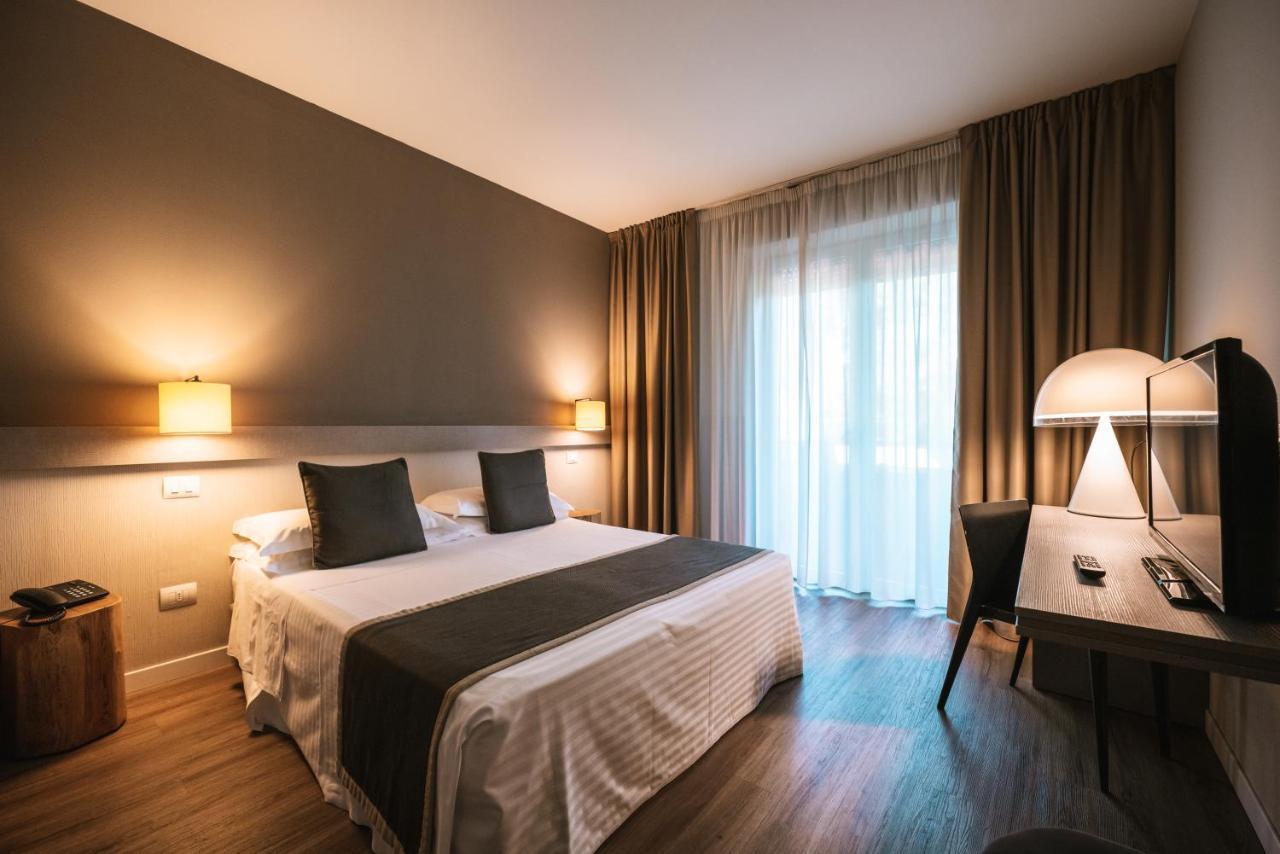 Hotel De La Ville Riccione Bagian luar foto
