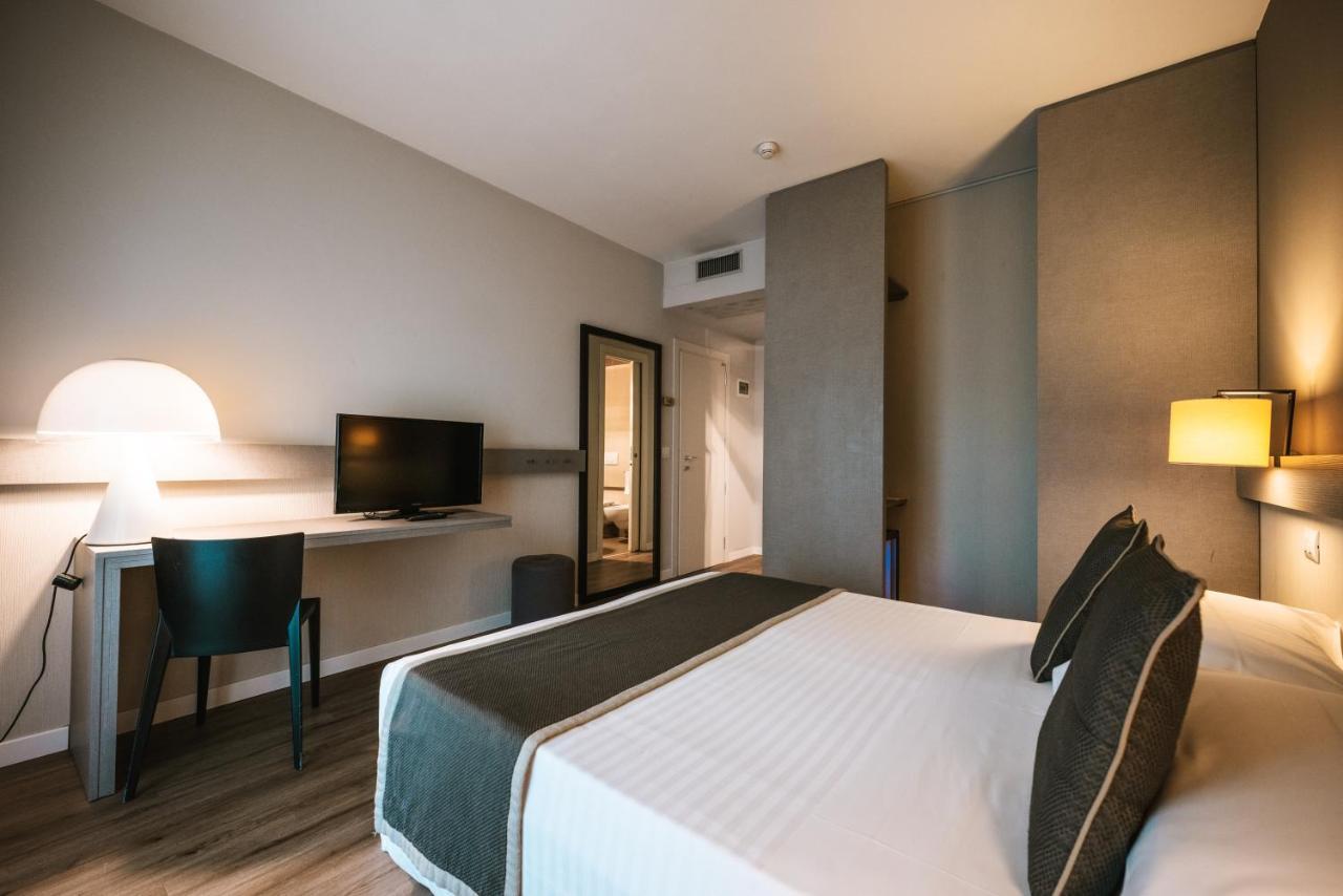 Hotel De La Ville Riccione Bagian luar foto