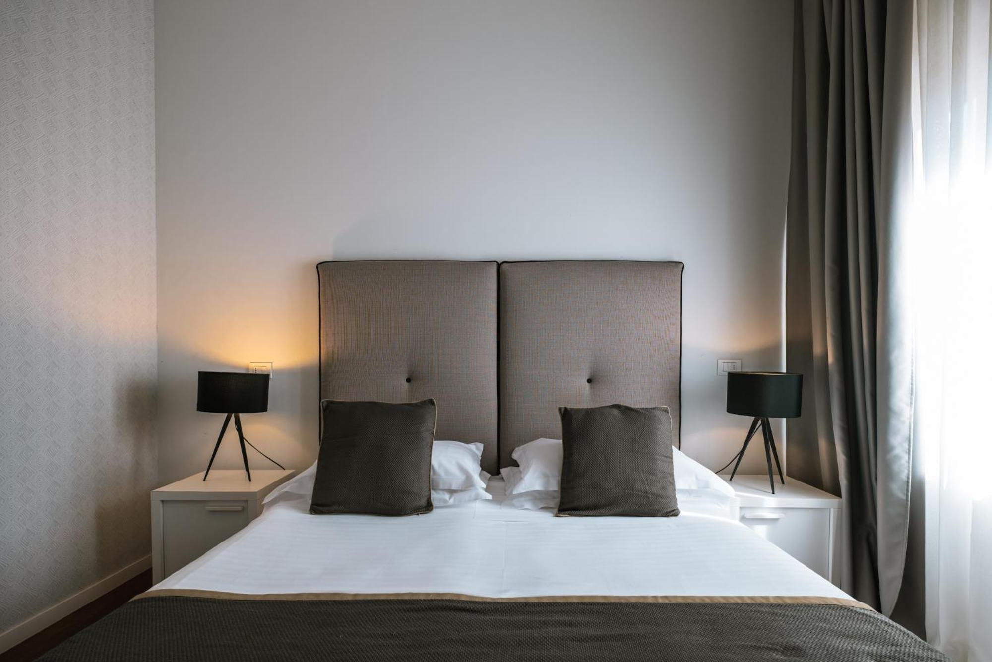 Hotel De La Ville Riccione Bagian luar foto