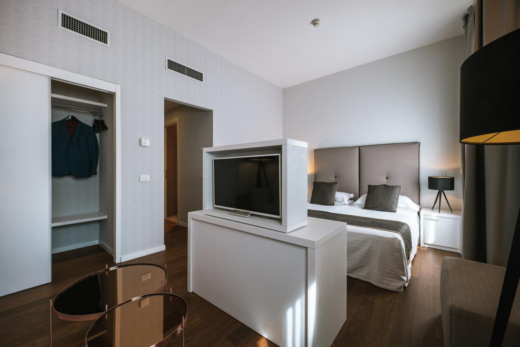 Hotel De La Ville Riccione Bagian luar foto