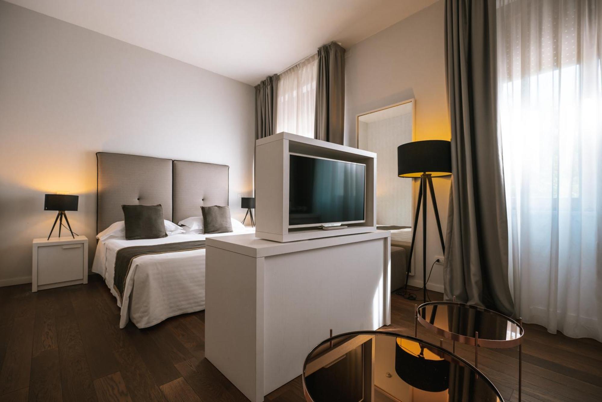 Hotel De La Ville Riccione Bagian luar foto