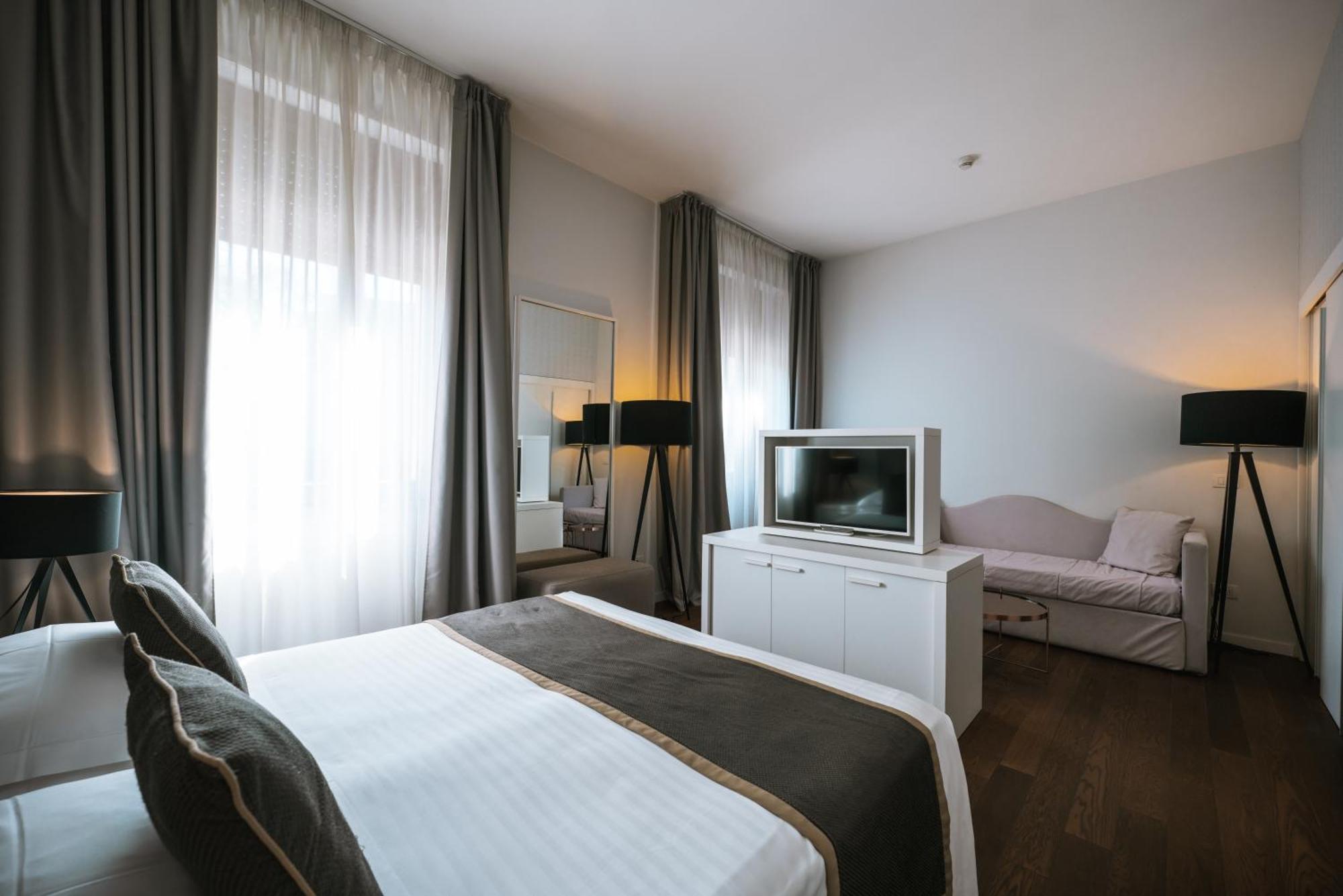 Hotel De La Ville Riccione Bagian luar foto