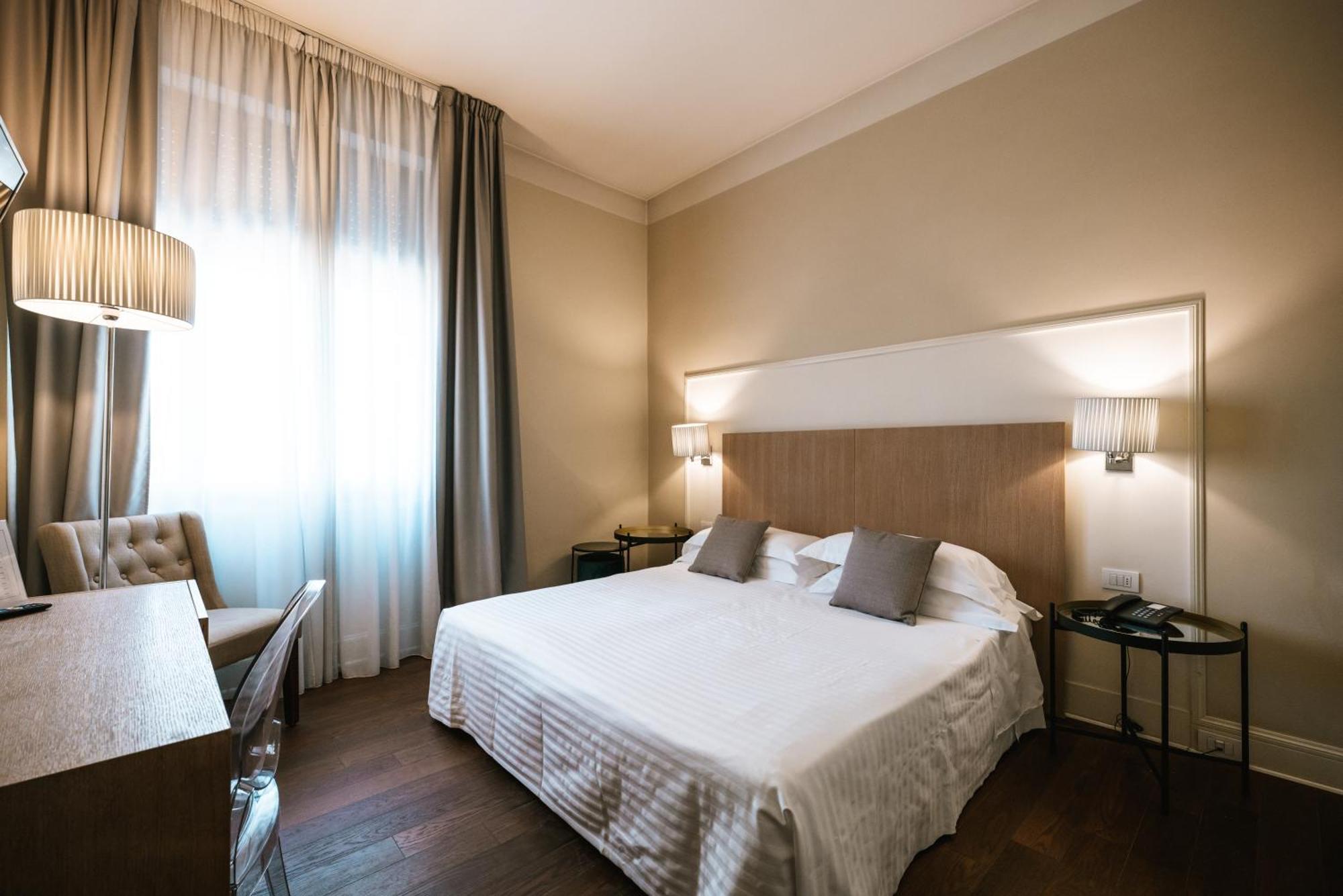 Hotel De La Ville Riccione Bagian luar foto